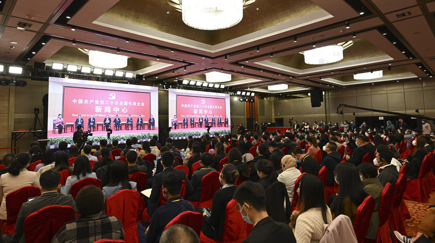 14個代表團率先亮相集體採訪 釋放地方發展新信號