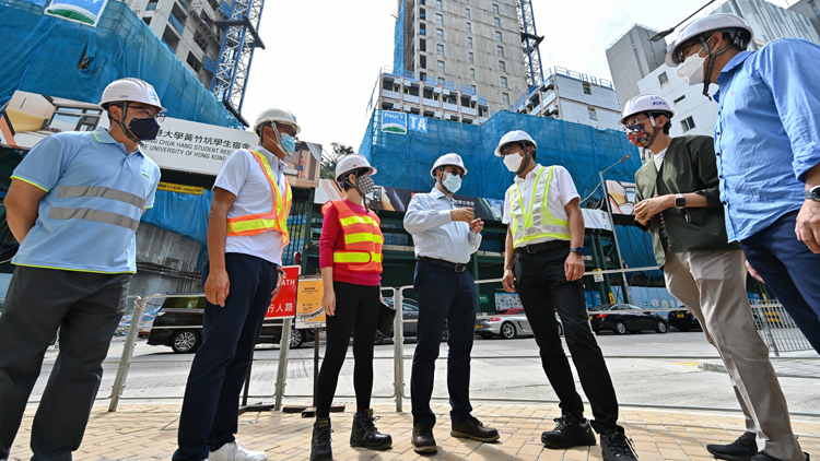 黃偉綸何永賢視察港大學生宿舍 聽取建築團隊講解「組裝合成」建築法應用