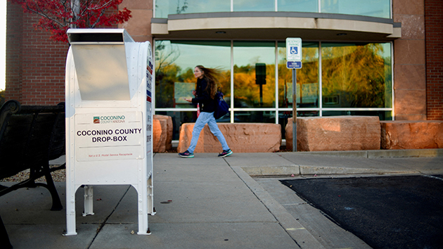 美國中期選舉臨近氛圍緊張 共和黨鐵粉持槍「監票」