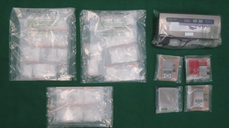 海關檢獲76萬元懷疑冰毒和34萬元懷疑私煙 拘捕一名16歲少年