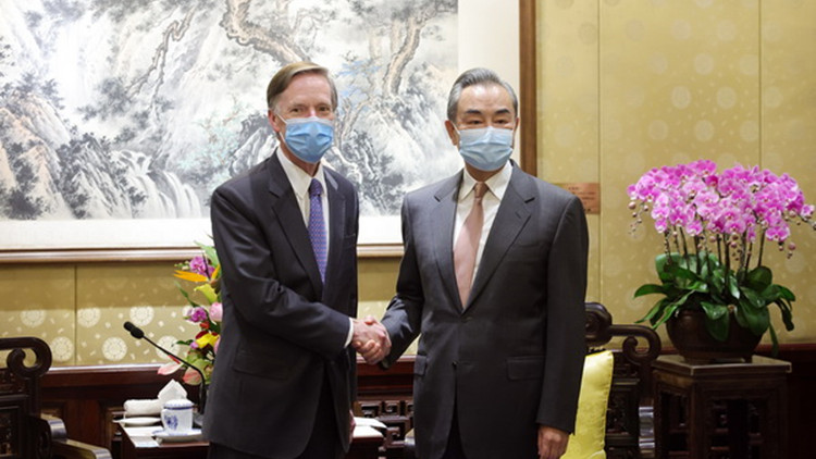 王毅會見美國駐華大使伯恩斯