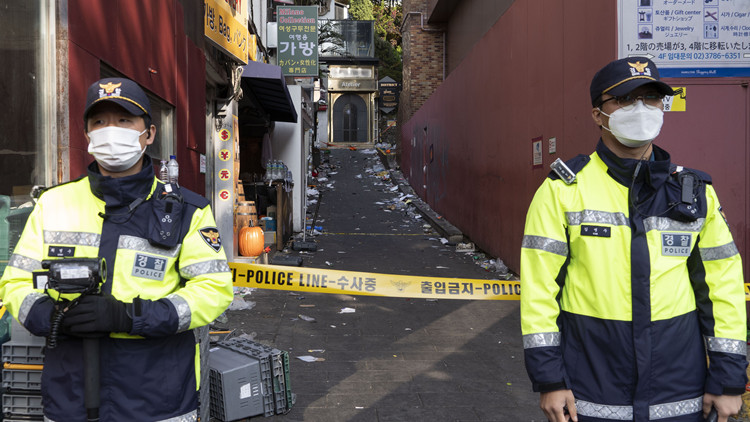 「有人在狹窄的下坡路跌倒，但後面的人潮依舊向前移動」——當事者回憶韓國首爾踩踏事故