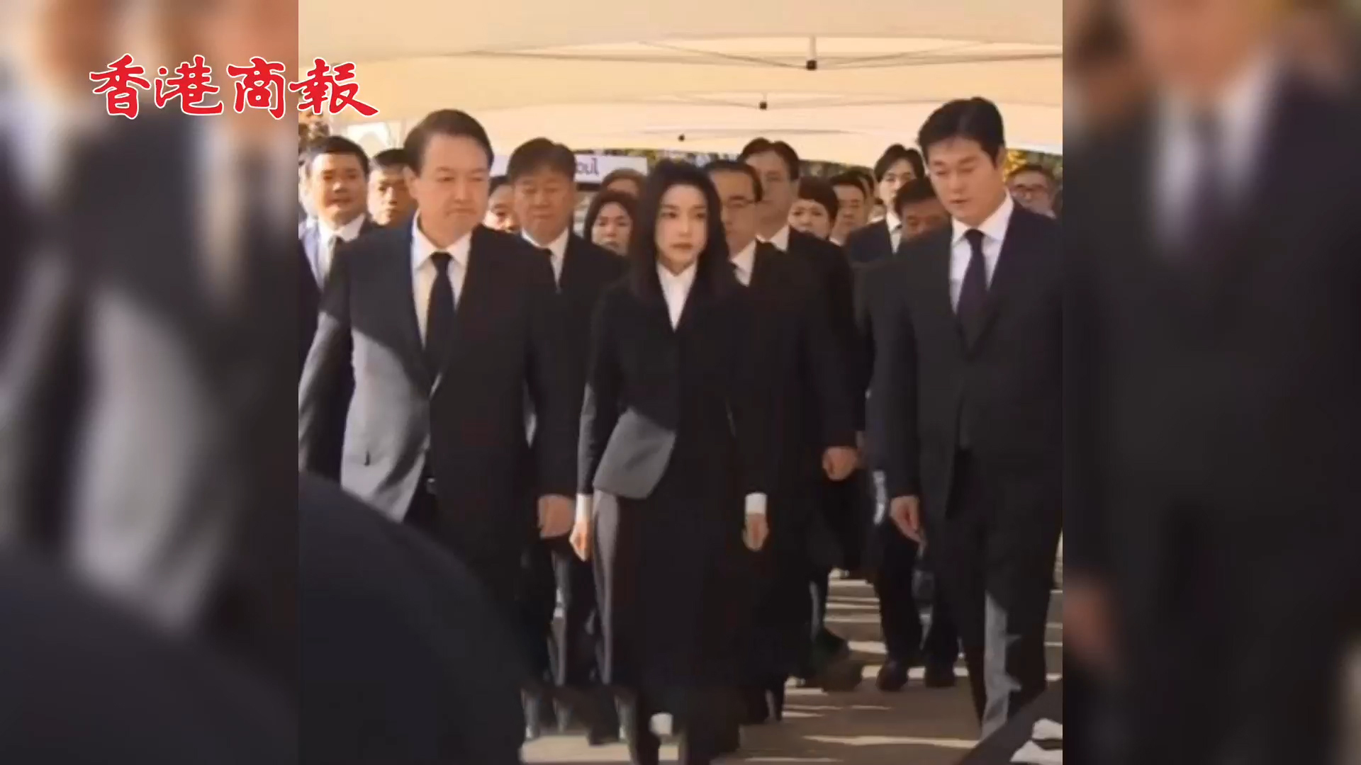 有片 | 獻花默哀 韓國總統尹錫悅夫婦悼念踩踏事故遇難者