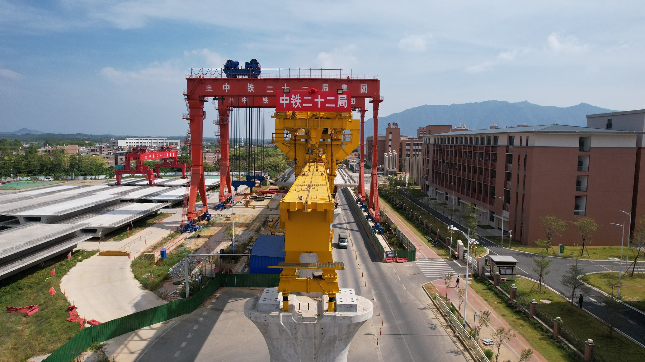 融通大灣區 | 珠三角城際再有新進展 廣清北延線首榀預製箱樑完成