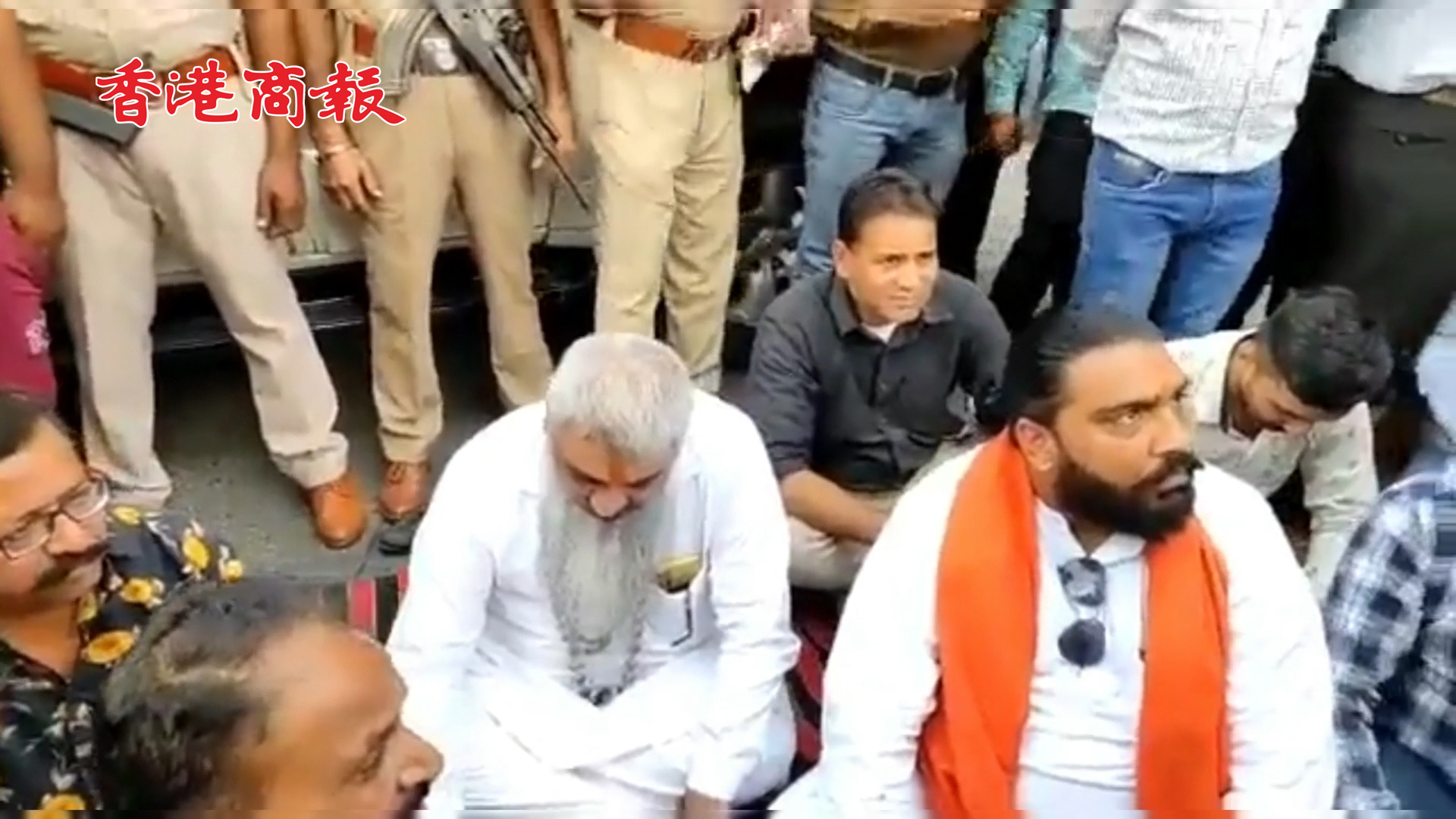 有片丨印度政黨領導人大街上遭槍擊身亡：槍手連開5槍