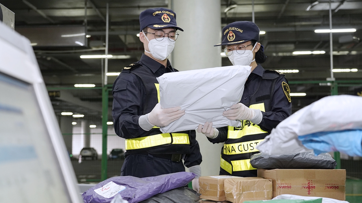 「雙十一」跨境電商出口持續升溫 港珠澳大橋海關高效監管助力國貨「賣全球」