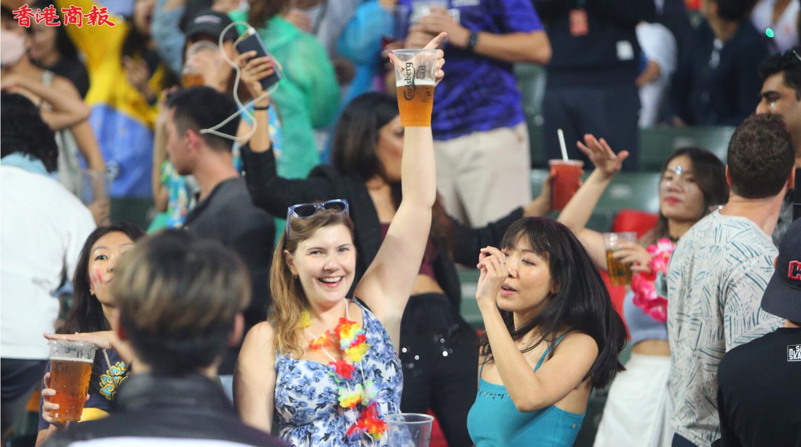 有片丨七欖曲終人散 球迷高唱《Sweet Caroline》