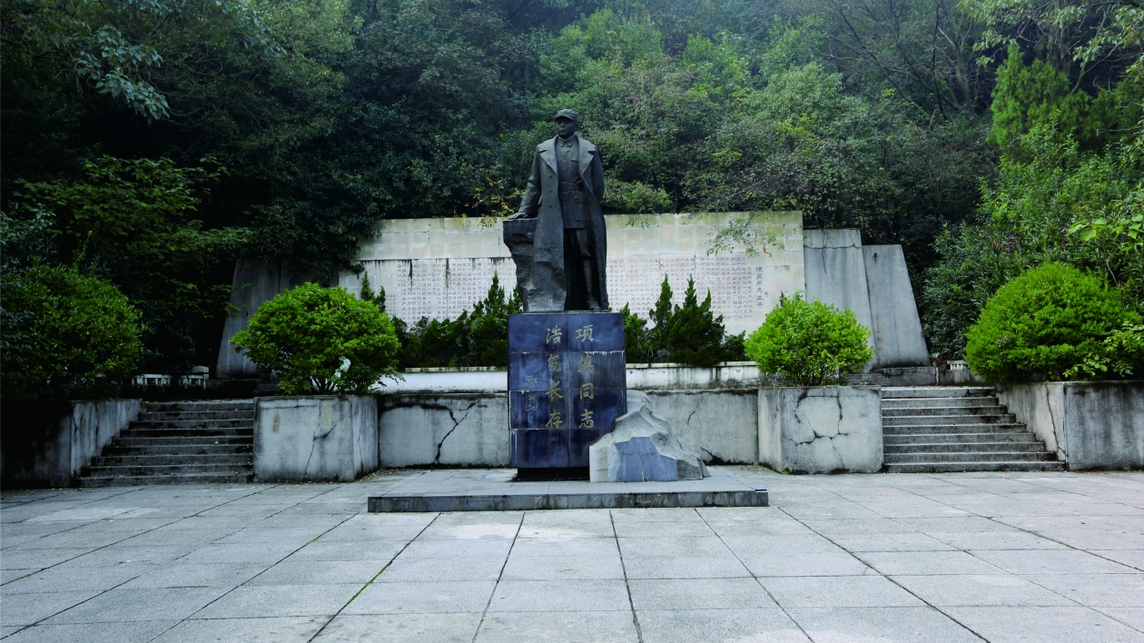 明淨天空下的銅像