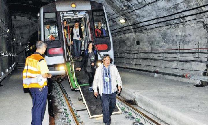 150名乘客自行沿路軌疏散 張欣宇：絕對不安全