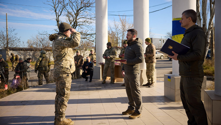 俄軍撤離後 澤連斯基首次抵達赫爾松