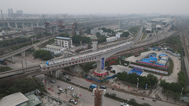 融通大灣區｜廣湛高鐵聯絡線首座轉體橋成功轉體