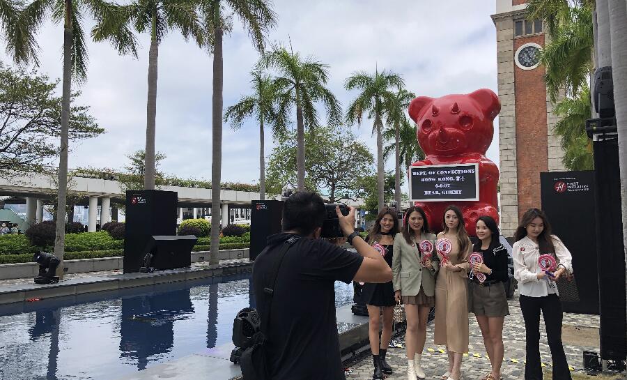 巨型雕塑軟糖熊今日起尖沙咀鐘樓旁展出