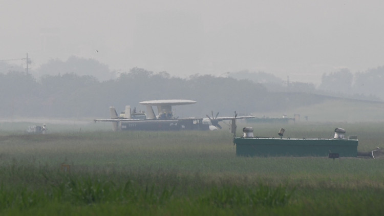 台軍一架預警機迫降衝出跑道