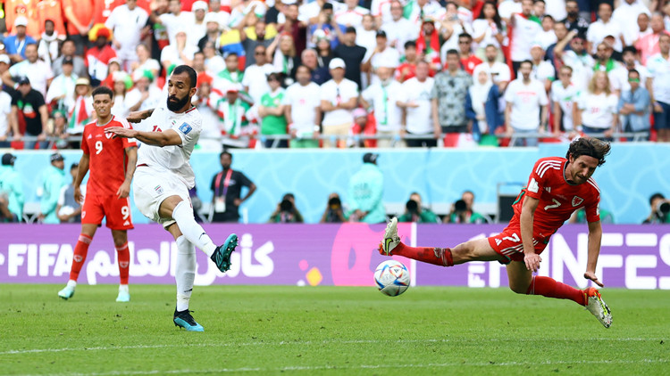 世界盃｜以眾凌寡補時連入兩球 伊朗發「威」贏2比0