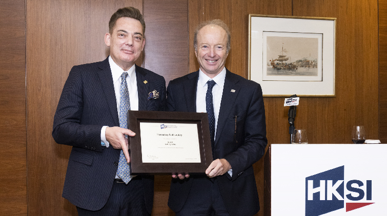 證監會行政總裁歐達禮獲證券及投資學會榮譽資深會員頭銜