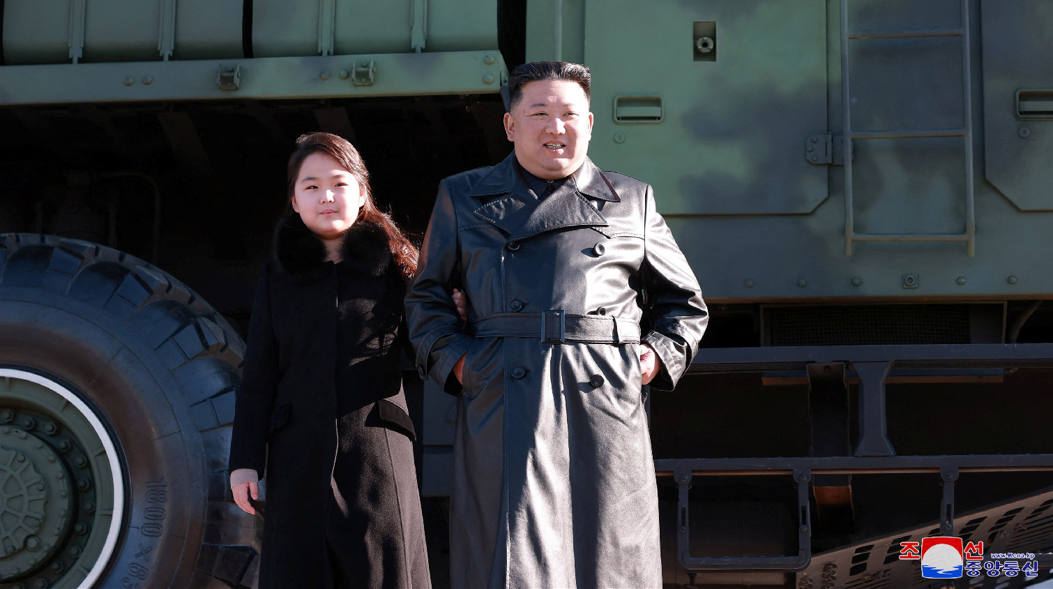 金正恩兩度與愛女「同框」亮相 分析稱欲展朝鮮凝聚力
