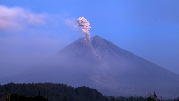 圖集｜印尼塞梅魯火山噴發 近兩千人被緊急疏散