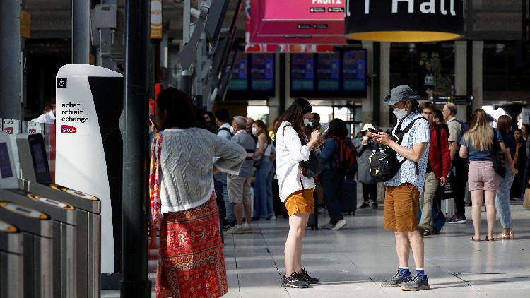 法國單日新增確診再破10萬 官方考慮是否恢復強制戴口罩