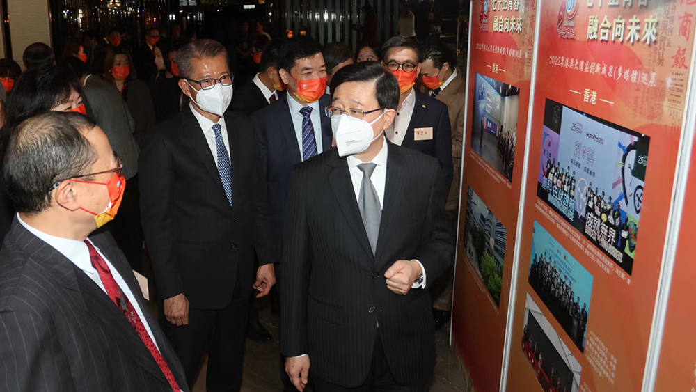 圖集｜李家超等嘉賓觀看香港商報70周年圖片展