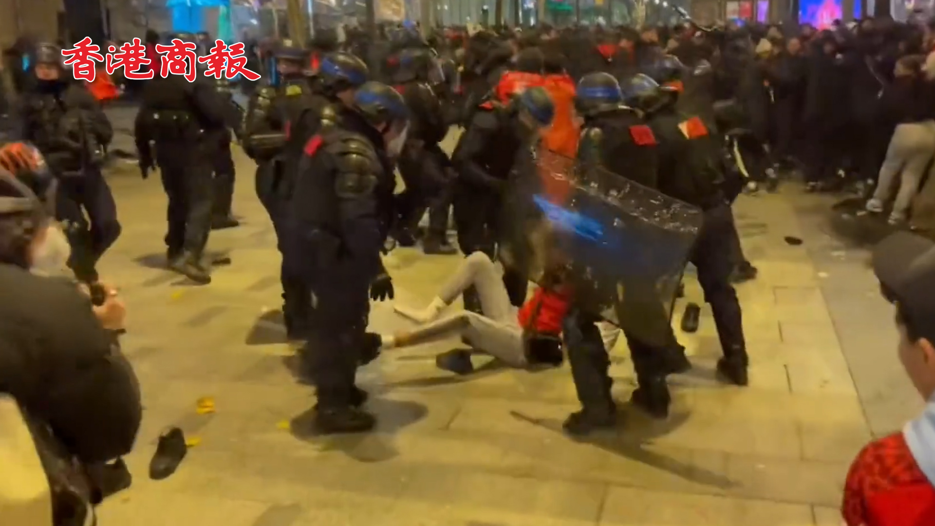 有片丨法國摩洛哥球迷湧入巴黎街頭狂歡 打砸商店與警察發生衝突