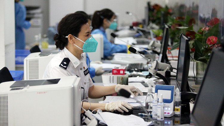 深圳出入境辦證窗口的「貼心人」