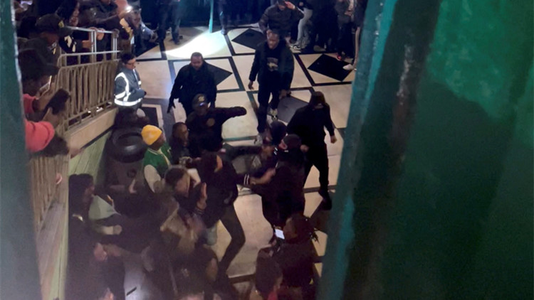 英國倫敦一演唱會遭數百人強闖 10人受傷