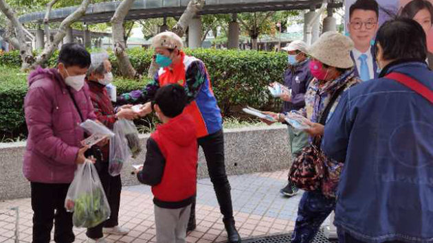 貫徹二十大精神關心民生 元朗賴玥均派愛心暖包助長者抵禦寒冬