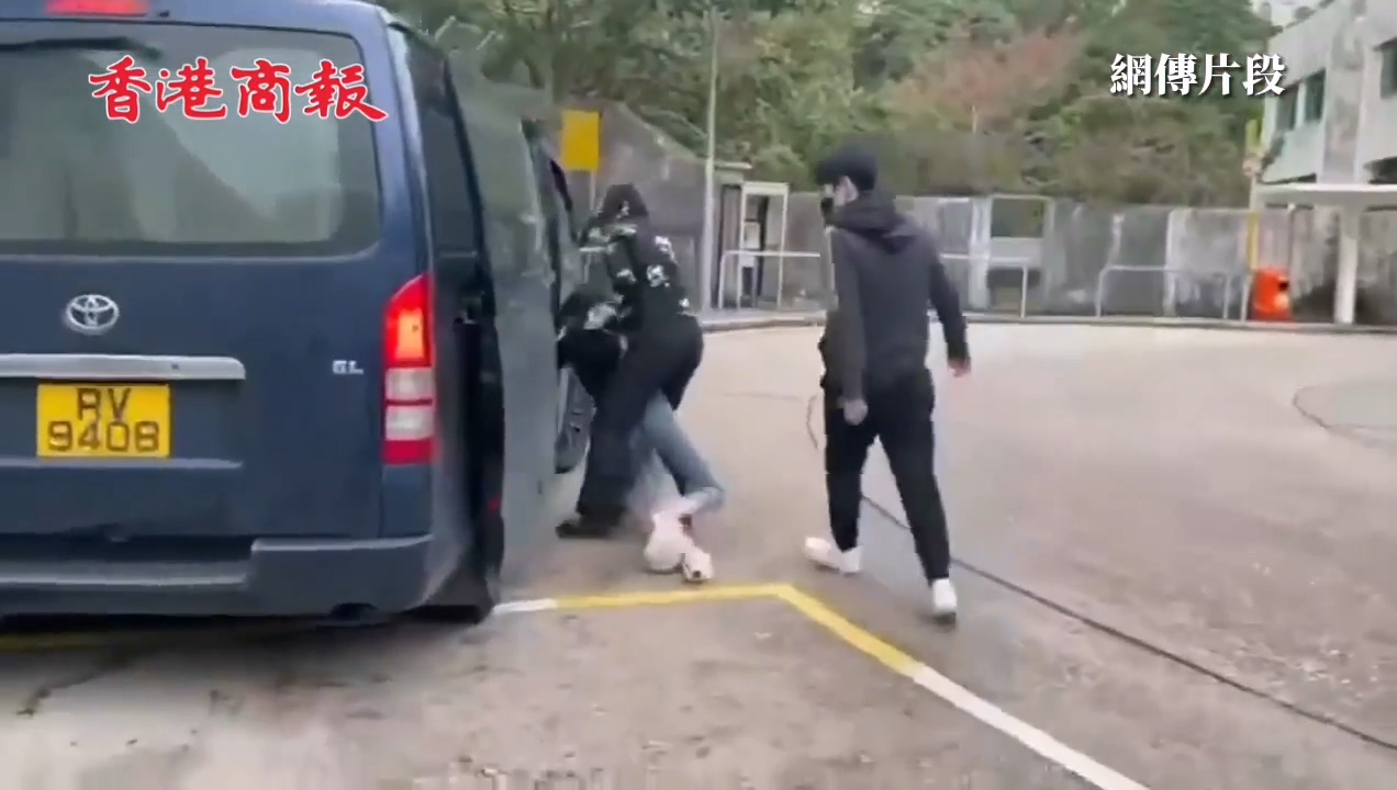 有片｜赤柱監獄外女子遭多人擄上客貨車 兩警車包夾截停拉人