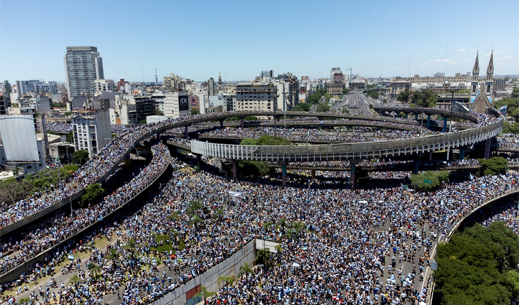 圖集 | 國民慶祝過激 勝利巡遊腰斬 阿根廷大軍被迫乘直升機撤離