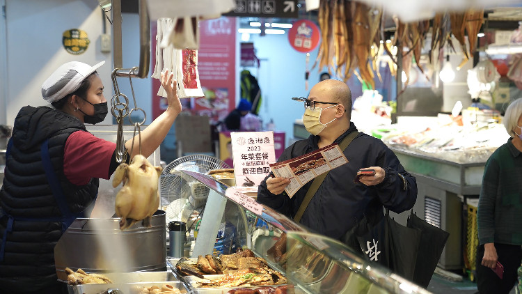 去年台灣近7成上班族薪資未達平均水平