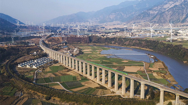 新成昆鐵路全線通車運營