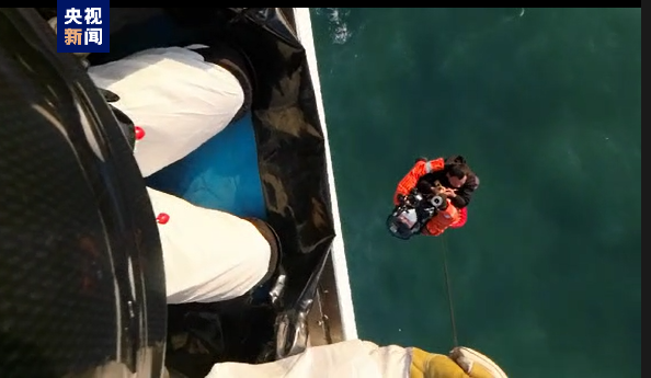 廣東珠海海域一貨船進水沉沒 救助直升機救起3名遇險船員