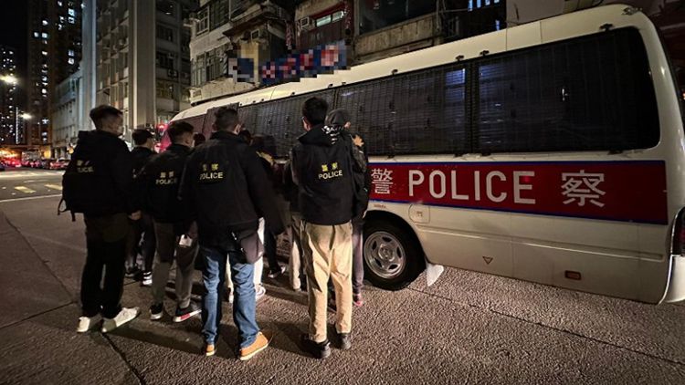 警搗長沙灣非法百家樂賭檔 拘負責人及17賭客