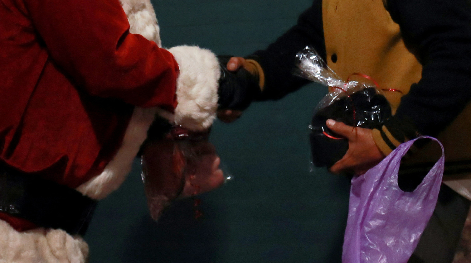 神操作！墨西哥販毒集團為獲民眾支持上街派禮物