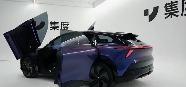 百度旗下集度汽車發布第二款電動轎跑車型ROBO-02