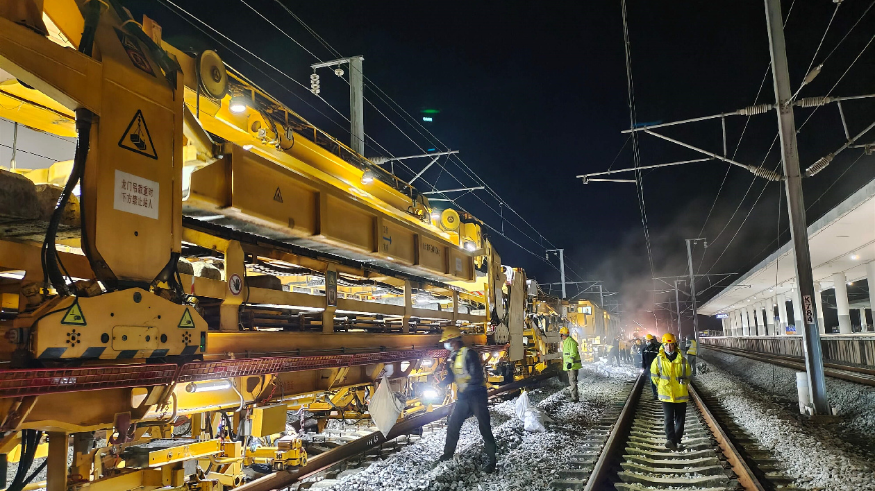 貴廣高鐵大列換枕第一階段施工順利完成 最高日進度達1066米