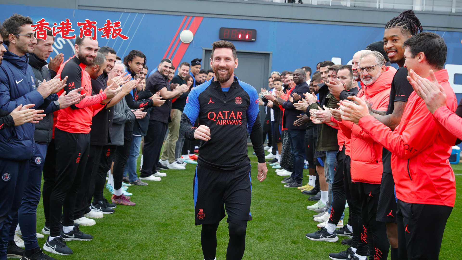 有片丨致敬世界冠軍！大巴黎全隊列隊鼓掌歡迎美斯 並向其頒發獎盃