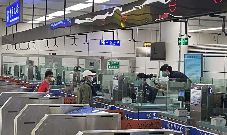 深圳灣口岸開閘通關 首位旅客通關出境