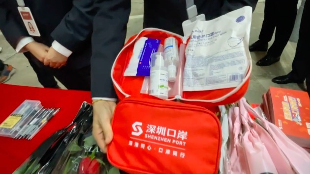 有片｜文錦渡、深圳灣口岸為入境旅客贈防疫禮包