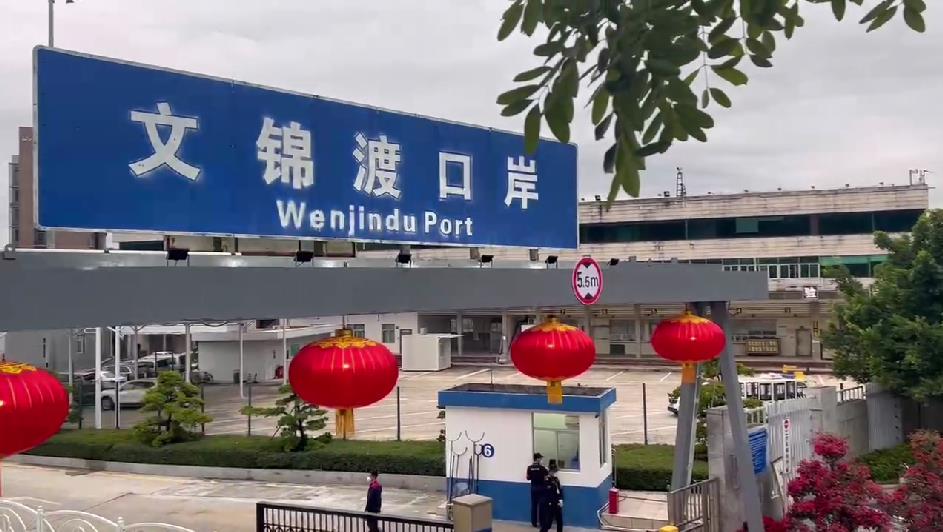 有片｜文錦渡口岸開始忙碌 陸續有跨境貨車駛入深圳