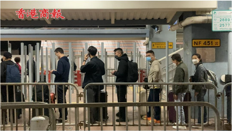 有片｜爭飲通關頭啖湯 香港旅客凌晨3點起身