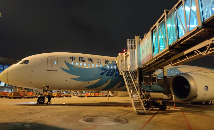 有片｜入境新政實施後全國首個國際航班落地廣州