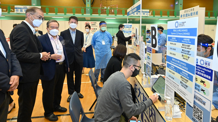 盧寵茂到訪社區檢測中心 了解其運作和市民接受檢測情況