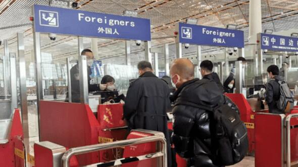 海關總署：新冠病毒感染實施「乙類乙管」首日 25萬入境旅客順利通關