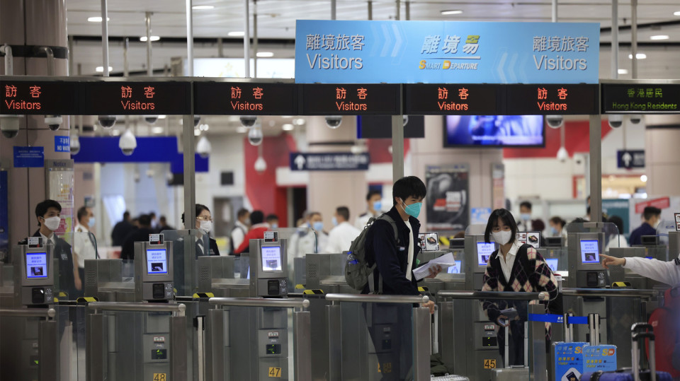 入境處：截至下午4時 逾3.3萬人次出境