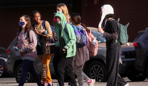 美國冬季新冠病例激增 全美越來越多學校強制戴口罩