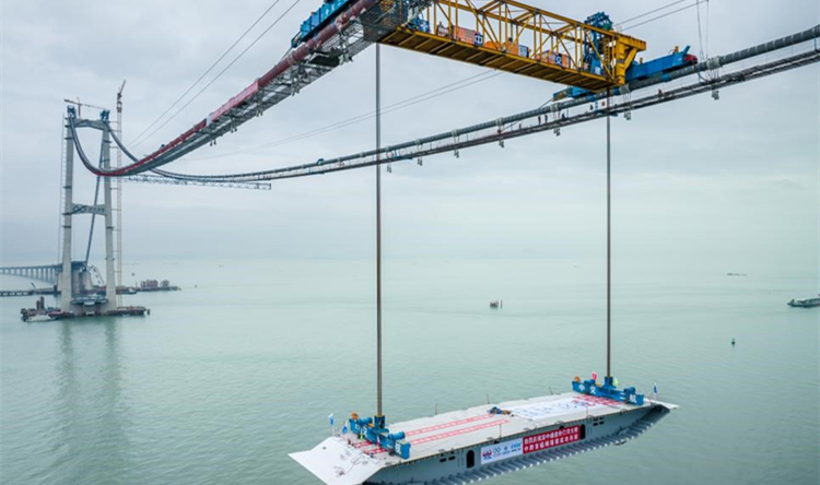 融通大灣區｜雲端架長虹 深中通道伶仃洋大橋首片鋼箱樑完成吊裝