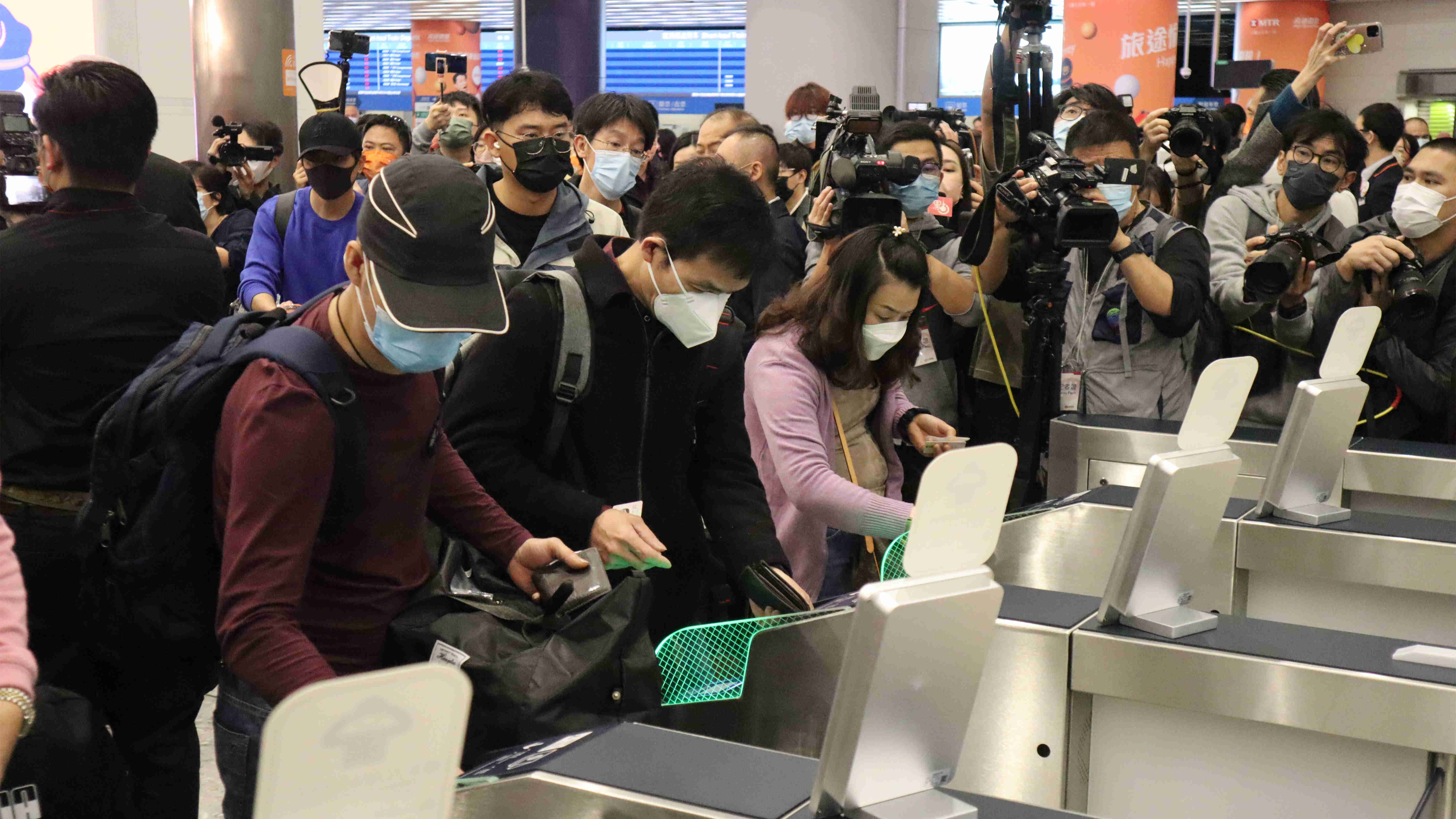 圖集｜廣深港高鐵復運首日 市民搶搭首班車