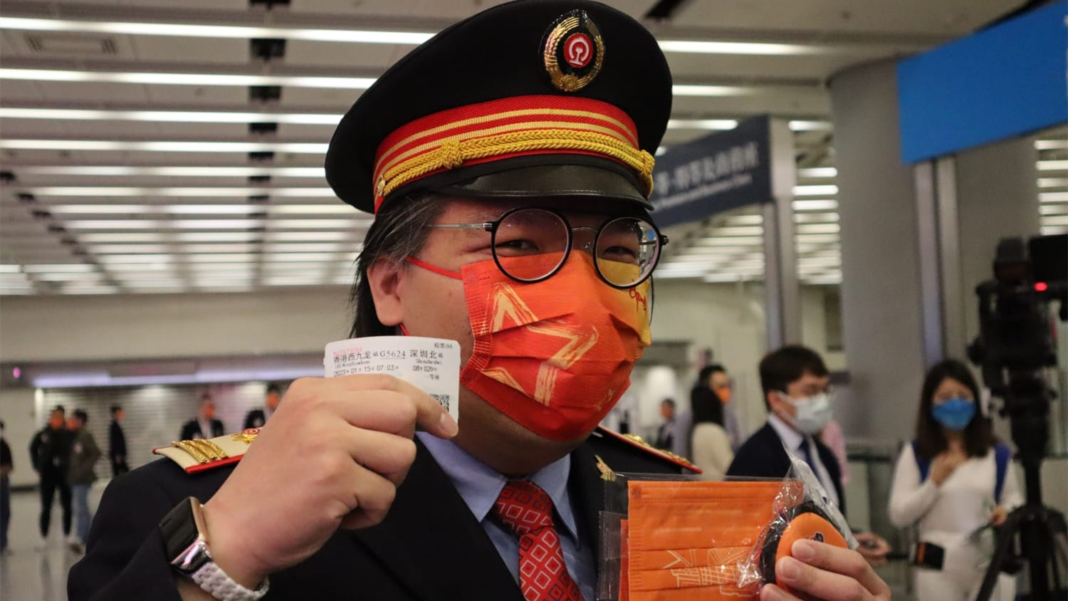 有片丨慶祝高鐵復運 香港「鐵路迷」穿上國家鐵路公司制服