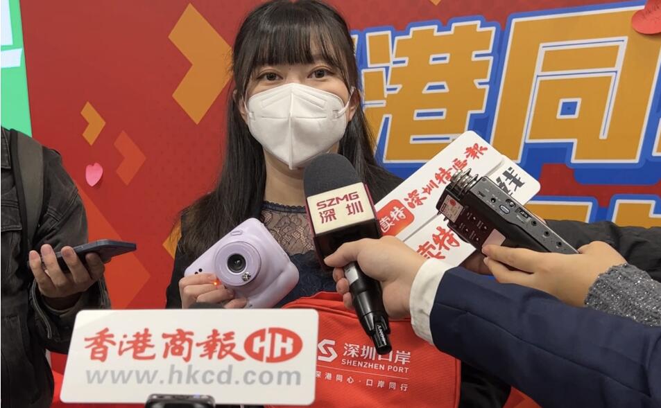 廣深港高鐵西九龍站口岸送貼心小禮物 特準備拍立得為旅客拍照留念 